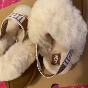 UGG funkette slippers.